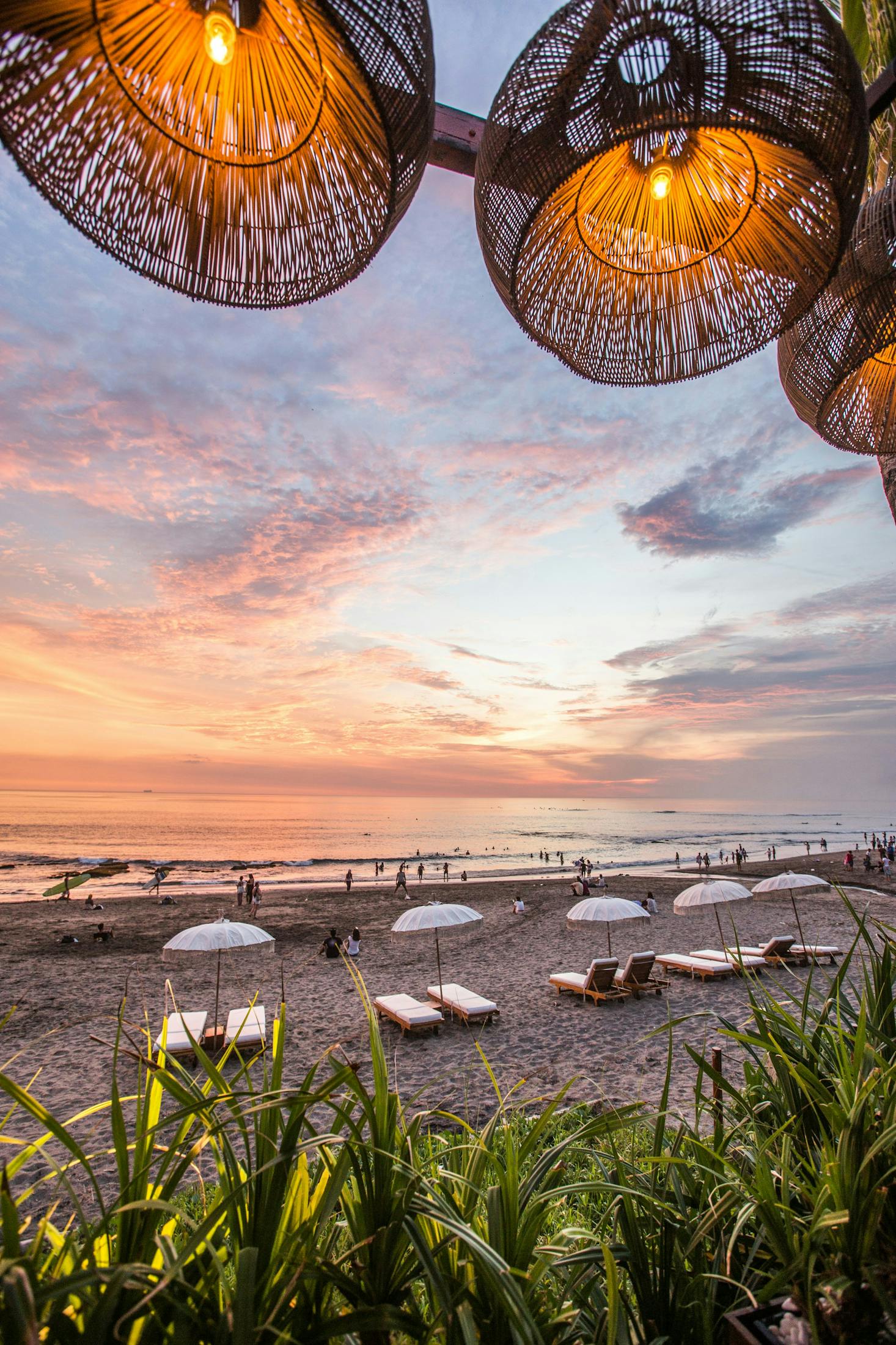 Parasols blancs et transats avec une belle vue sur la mer à Bali, Indonésie