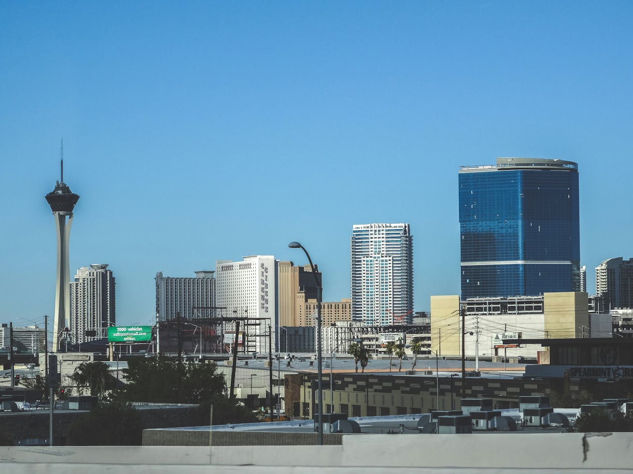 Grands bâtiments sous un ciel bleu à Las Vegas, USA 