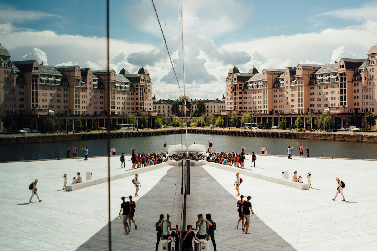 Riflesso della città sul vetro dell'edificio dell'Opera House, a Oslo