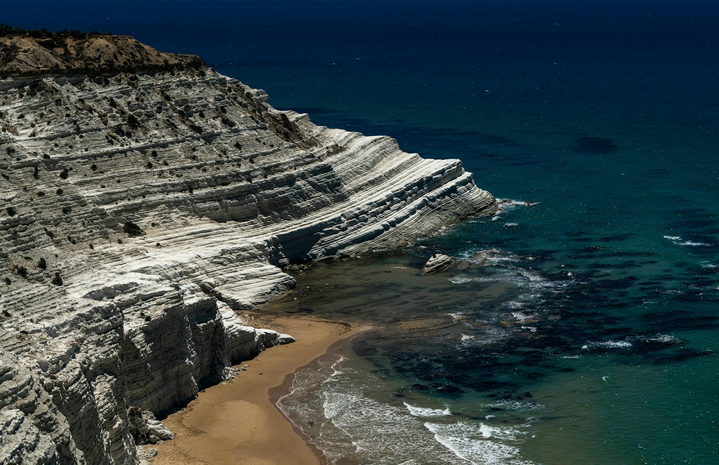 Scala dei Turchi a Agrigento, con mare cristallino sulla destra