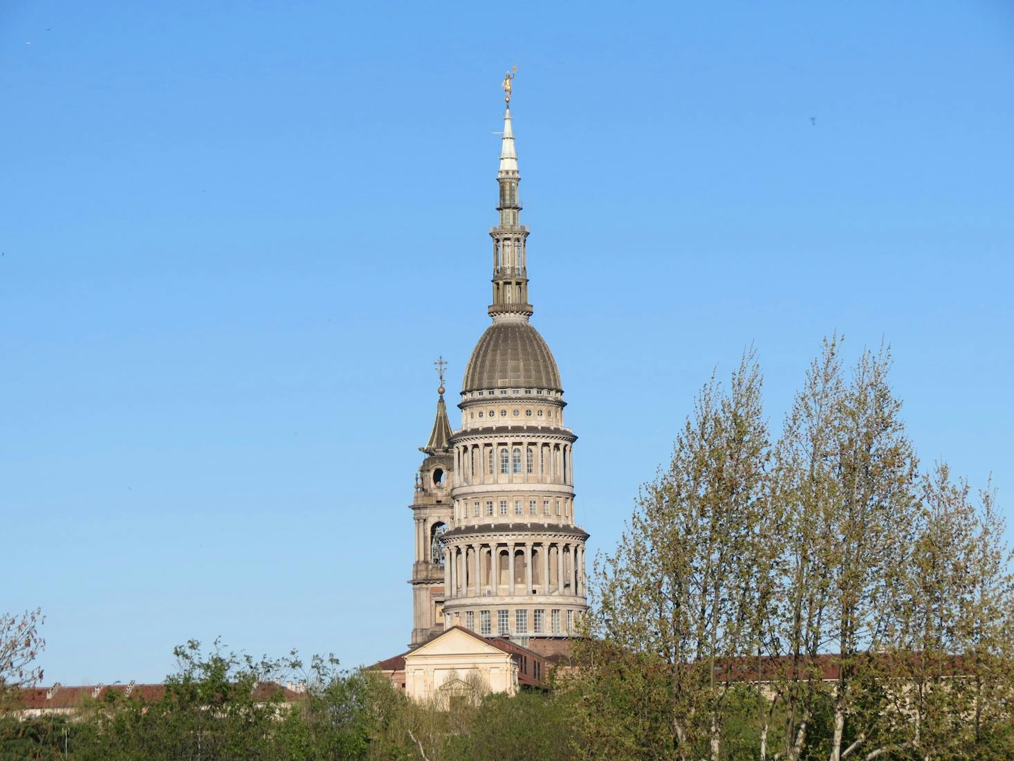 Cupola San Gaudenzio a Novara, con qualche albero e cielo azzurro sullo sfondo