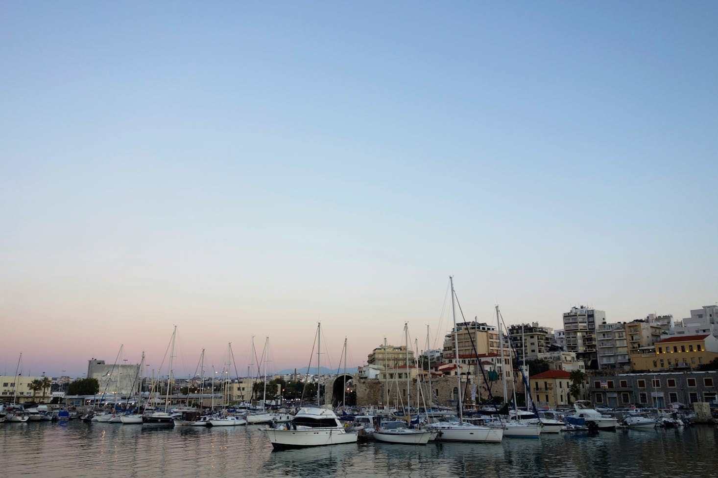 Porto Veneziano a Heraklion al tramonto, con barchette ormeggiate