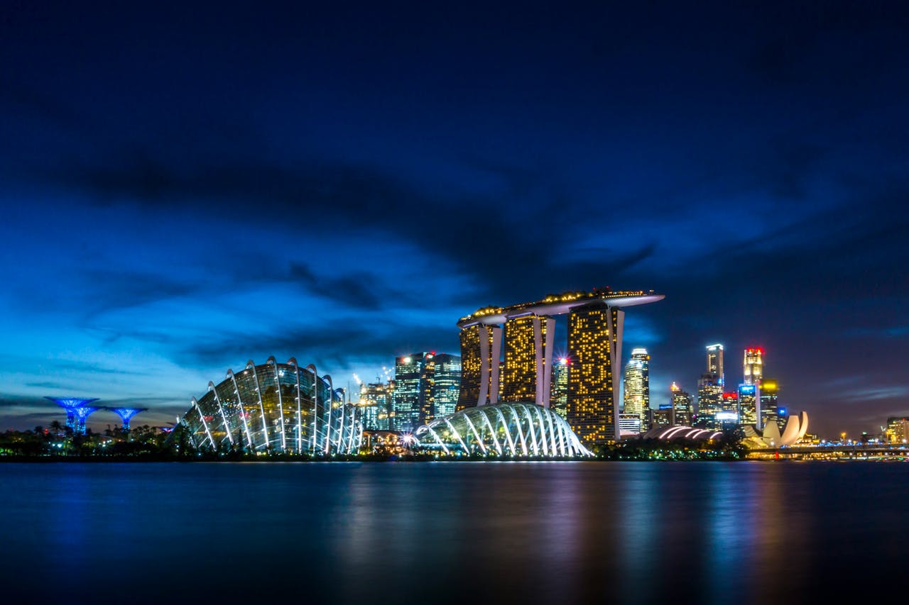 Skyline di Singapore in notturna, con tipici grattacieli e luci della città