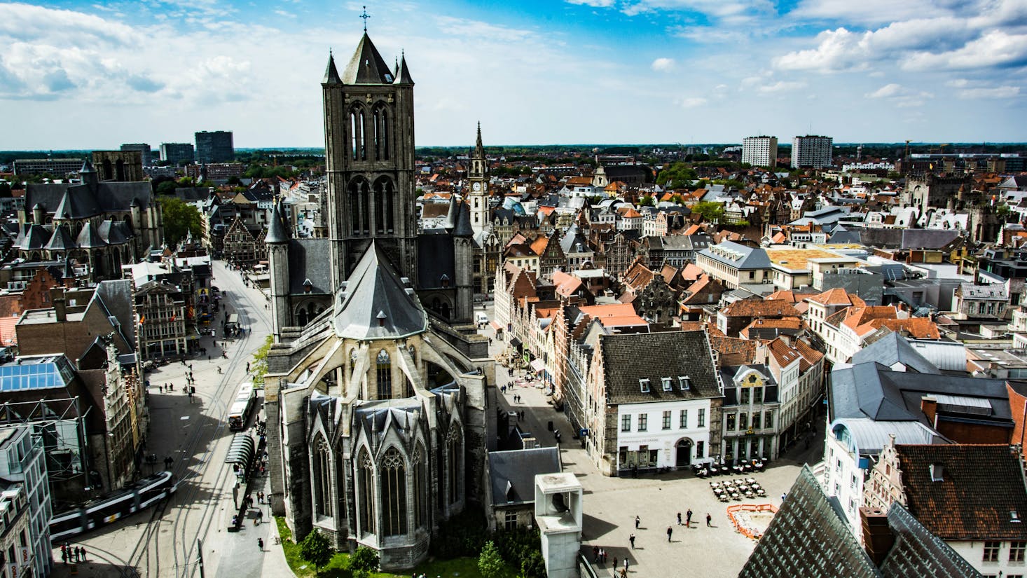 Vista sul retro della cattedrale a Gand dall'alto, con edifici della città tutti attorno