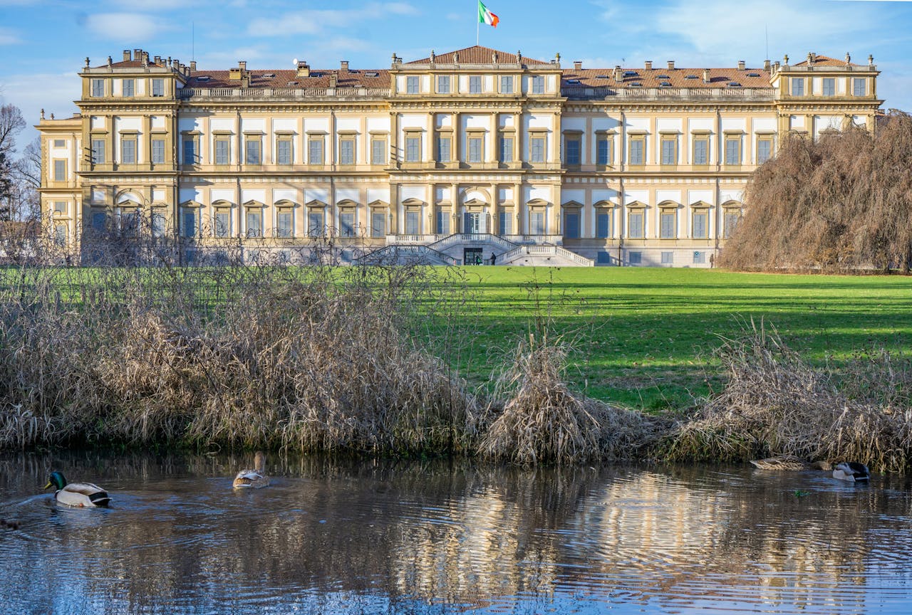 Villa Reale a Monza, specchiata sull'acqua in primo piano e verde tutto intorno