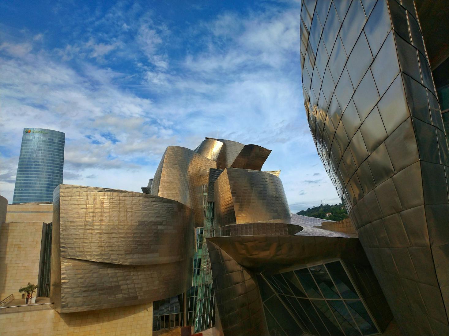 Dettagli del Museo Guggenheim di Bilbao, con cielo azzurro sullo sfondo 