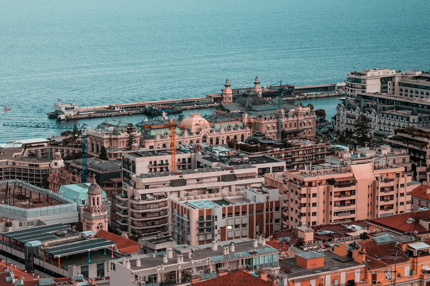 Casinò di Monte Carlo dall'alto, con mare sullo sfondo, nel Principato di Monaco