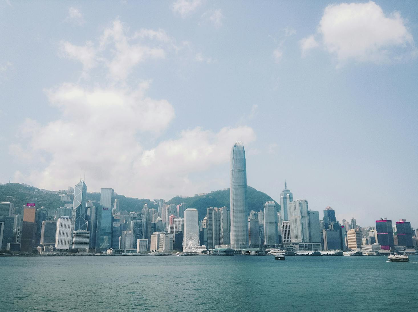 Ensemble de bâtiment face à l'eau à Hong Kong, Chine