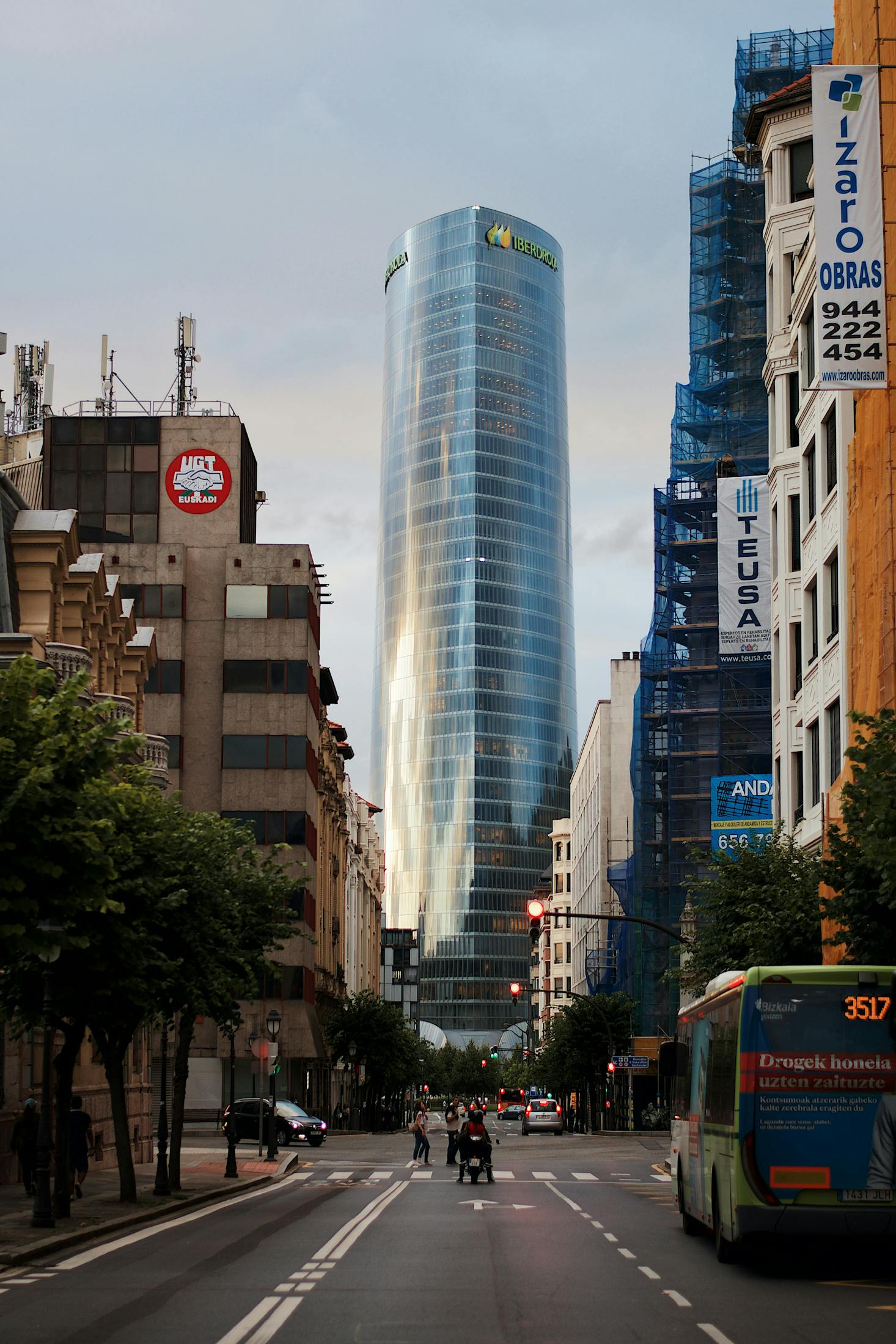 grand gratte-ciel entourée de bâtiments à Bilbao, Espagne