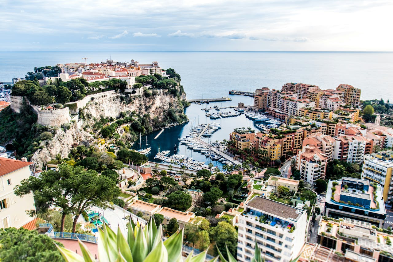 Photographie aériel de la ville de Monaco avec une vue sur la mer à Monaco