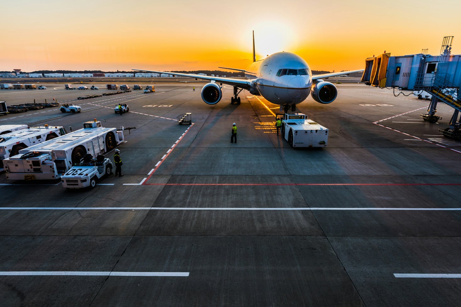 Aeroporto di Palma di Maiorca, con aerei e bus in primo piano e cielo al tramonto sullo sfondo