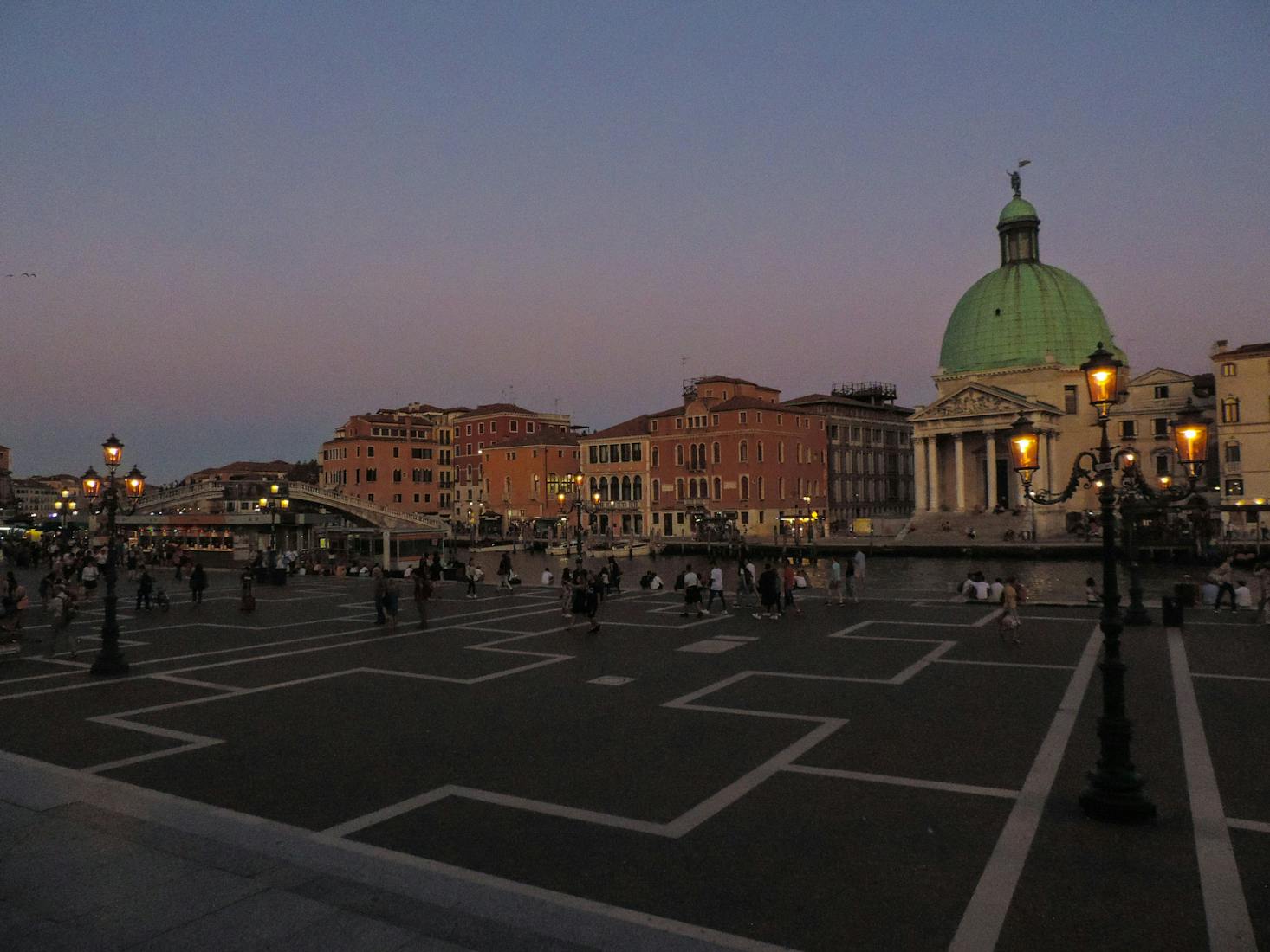 Piazzale della stazione a Venezia, a fianco a Piazzale Roma, al tramonto, davanti al Canal Grande ed edifici sullo sfondo