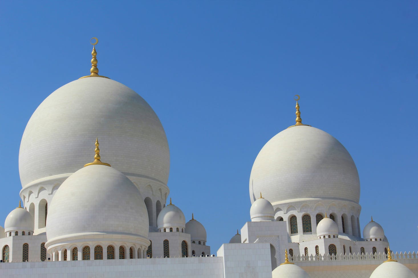 Cupole della Grande Moschea Sheikh Zayed ad Abu Dhabi, con cielo azzurro sullo sfondo