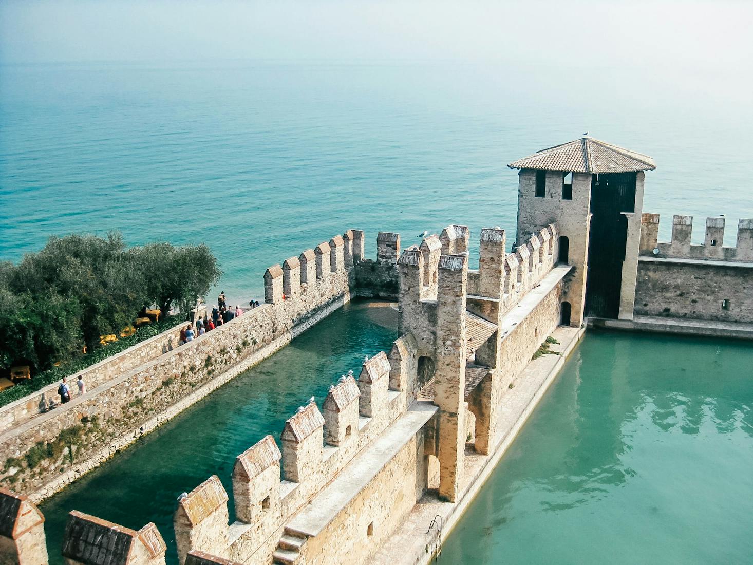 Terme di Sirmione dall'alto con lago sullo sfondo