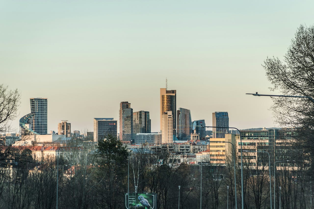 Grattacieli che compongono lo skyline di Vilnius, con cielo sereno sullo sfondo