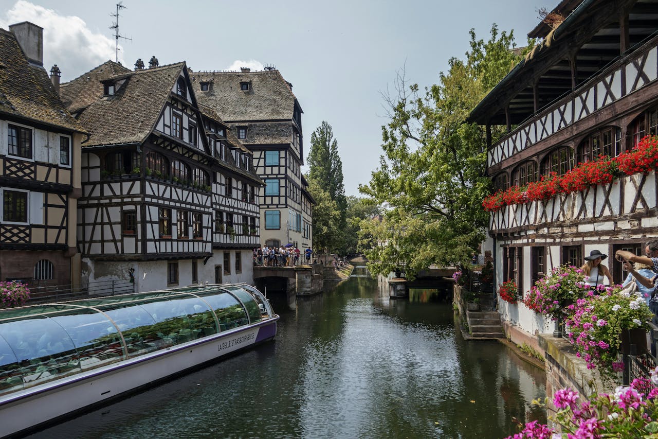 Edifici tipici di Strasburgo lungo il canale