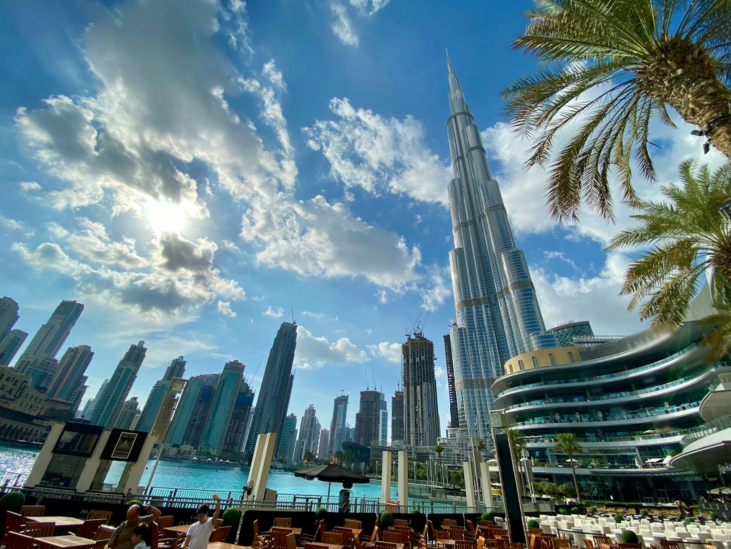 Grattacieli che formano lo skyline di Dubai in grandangolo, con cielo sereno sullo sfondo