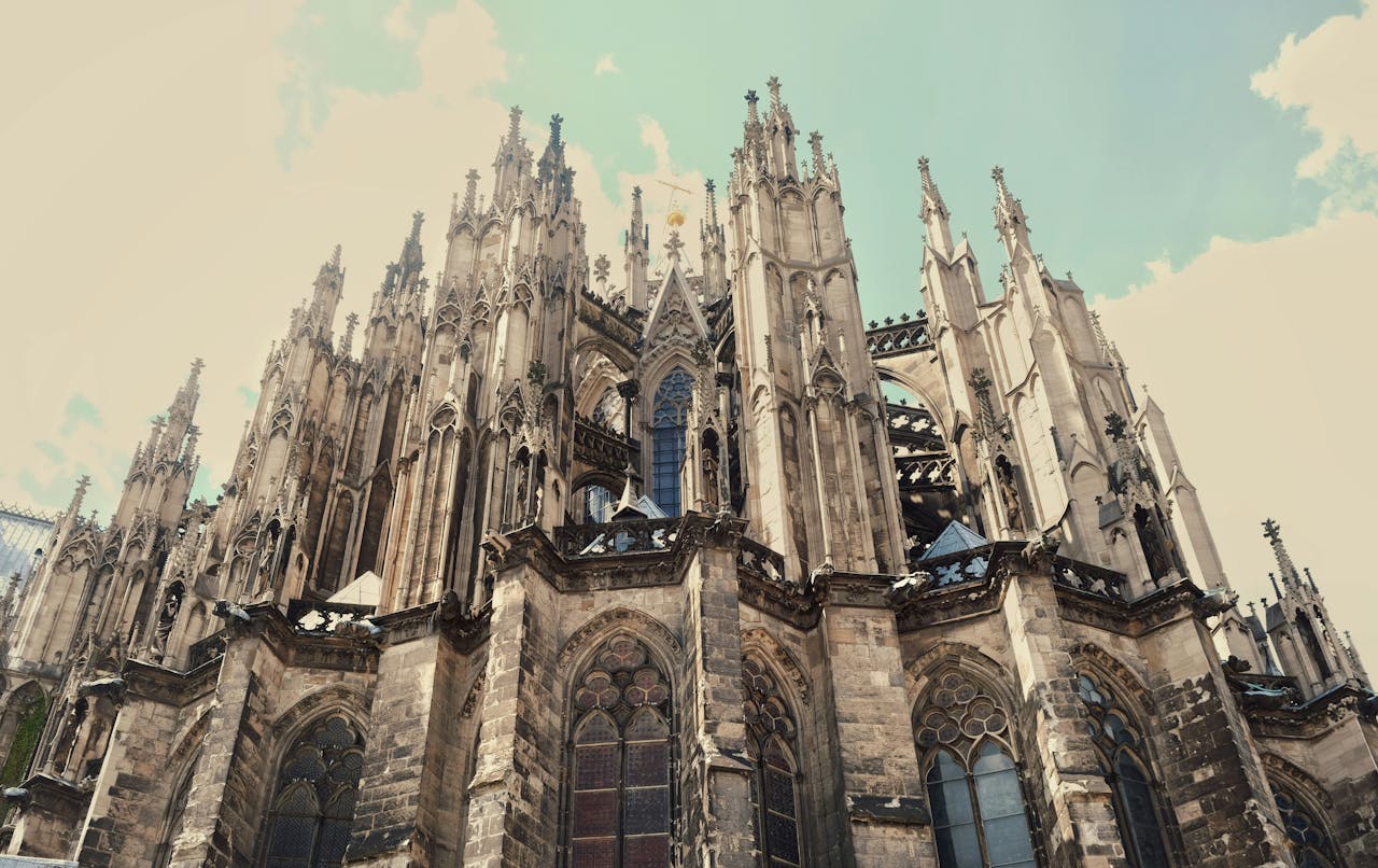 Cattedrale gotica di Colonia vista dal basso, con cielo sereno sullo sfondo