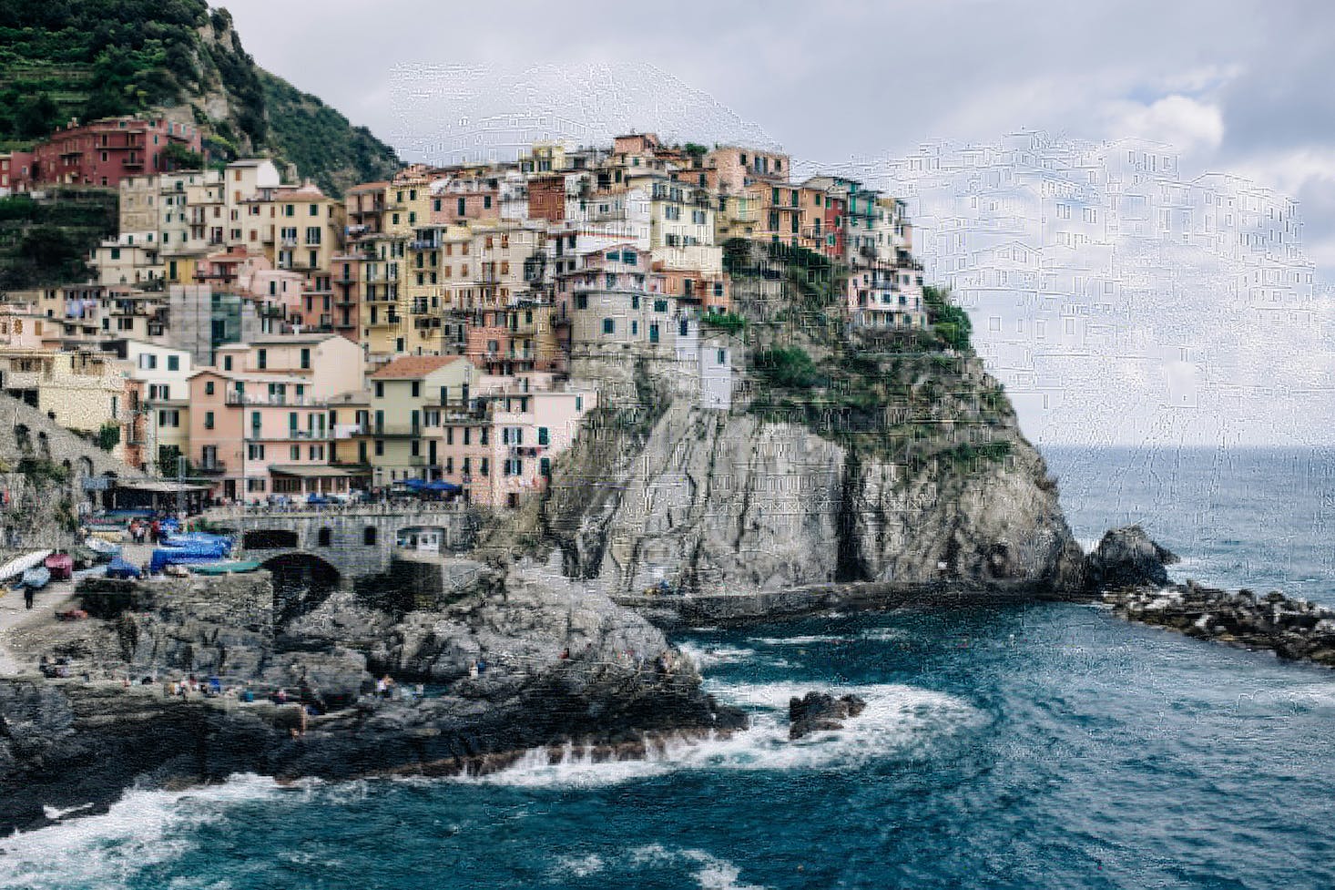 Case arroccate del borgo di Manarola, con scogli e mare sulla destra