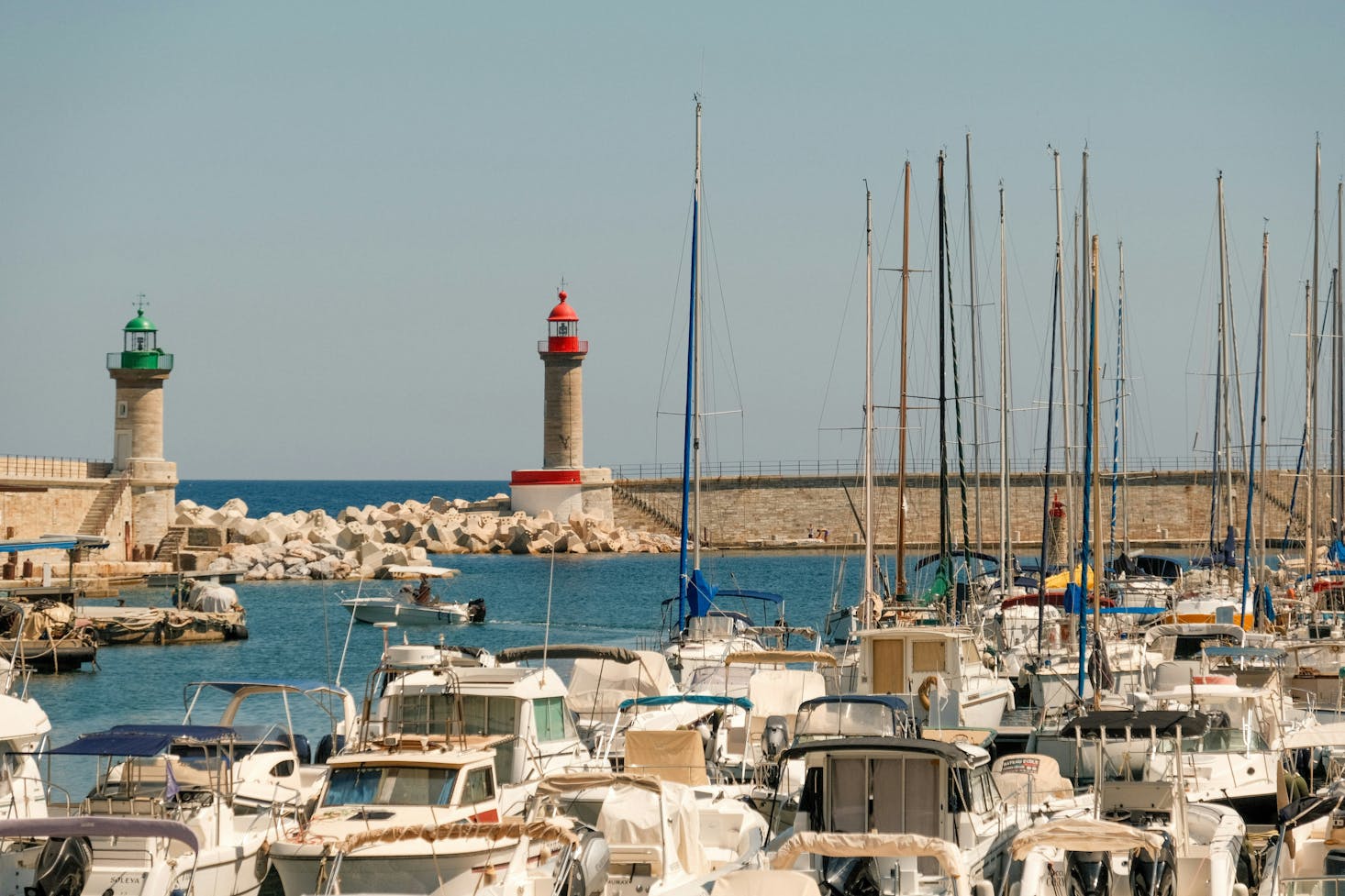 Porto Vecchio a Bastia, con barche ormeggiate e faro in lontananza