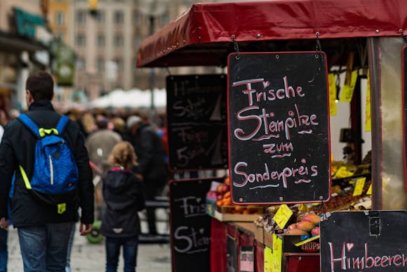 Street food stall in Munich with the sign reading 'Frische Steimpize zum Sonderpreis'