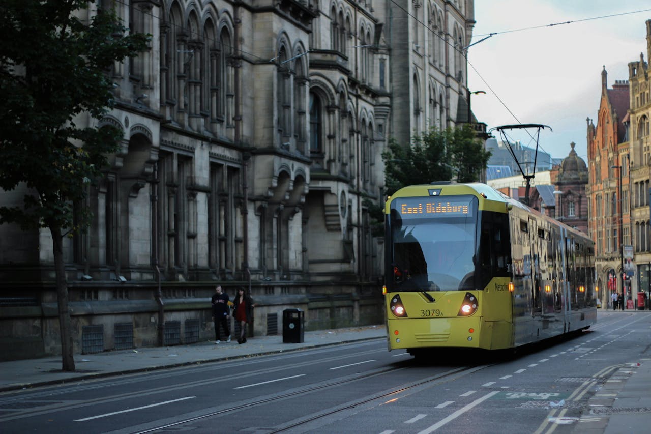 Tramway jaune gambadant dans la ville de Manchester, Grande Bretagne