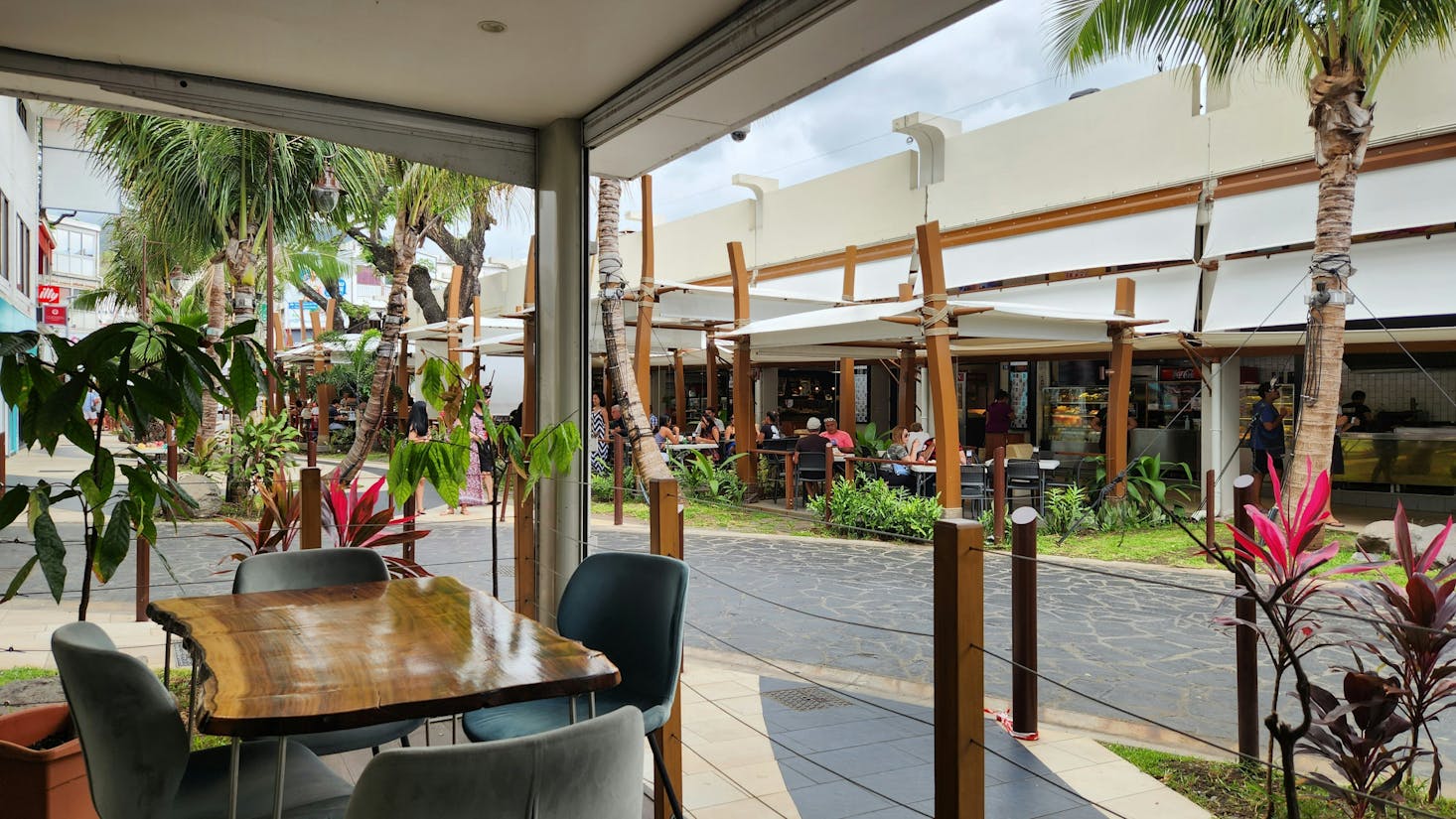 Un patio avec des chaises et des tables à Papeete, Tahiti