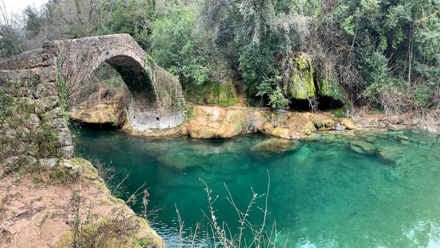 Pont au dessus d'une rivière à Montauroux, France