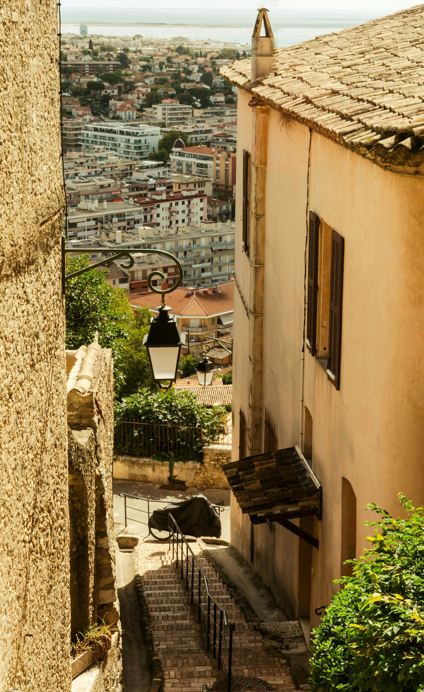 Belle ruelle avec une vue sur Cagnes Sur Mer, France