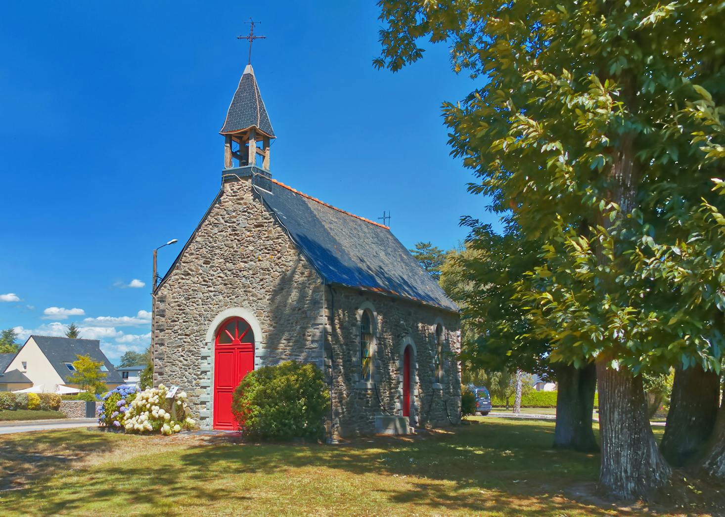 Une église avec une porte rouge à Loudéac, France