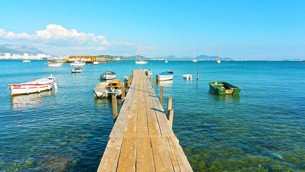 petits ponts avec des bateaux de croisière à Six Fours les Plages, France petits ponts avec des bateaux de croisière à Six Fours les Plages, France