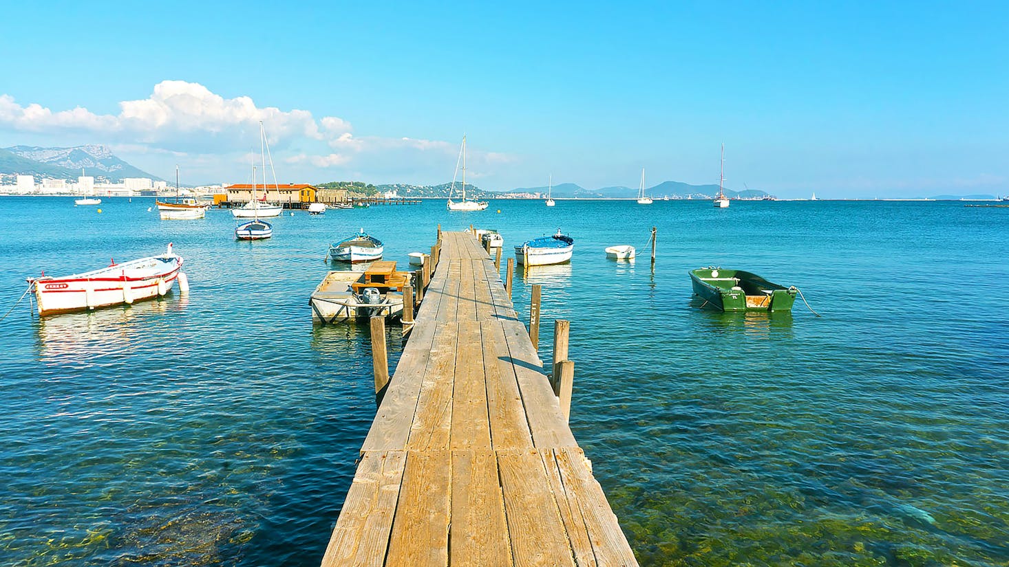 petits ponts avec des bateaux de croisière à Six Fours les Plages, France