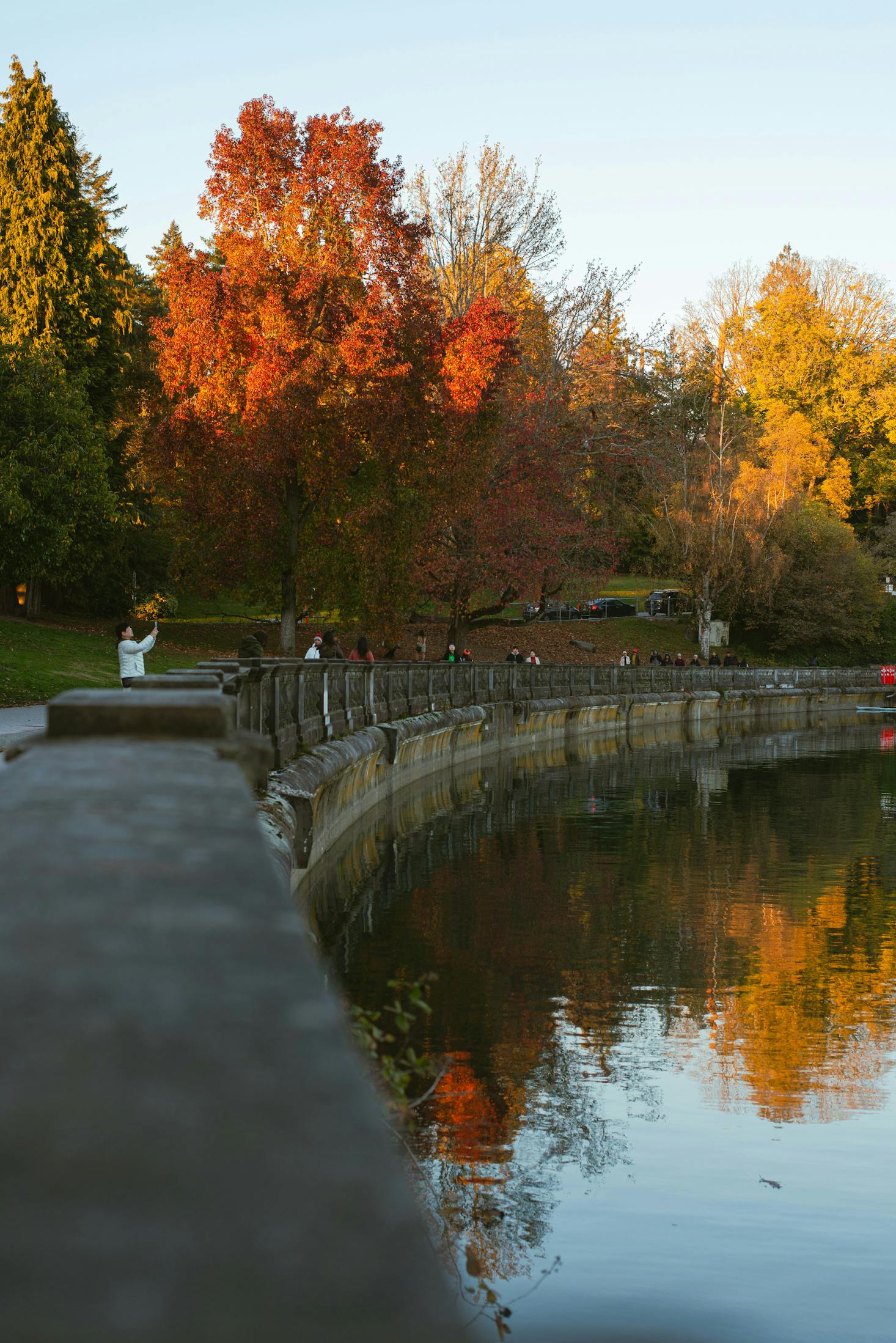 A walking path along the water in downtown Vancouver's Stanley Park