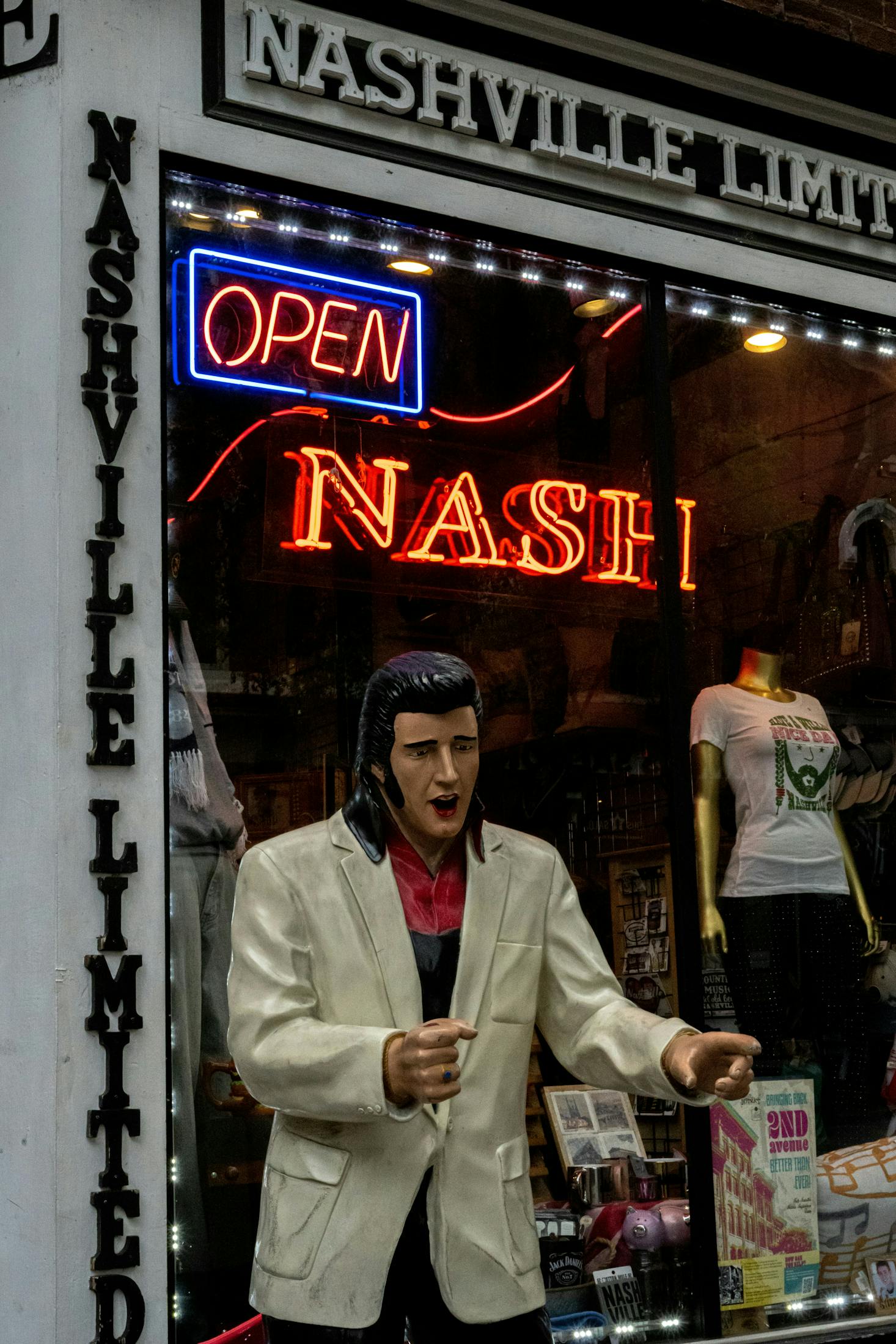 An Elvis mannequin in a collectibles shop in Nashville