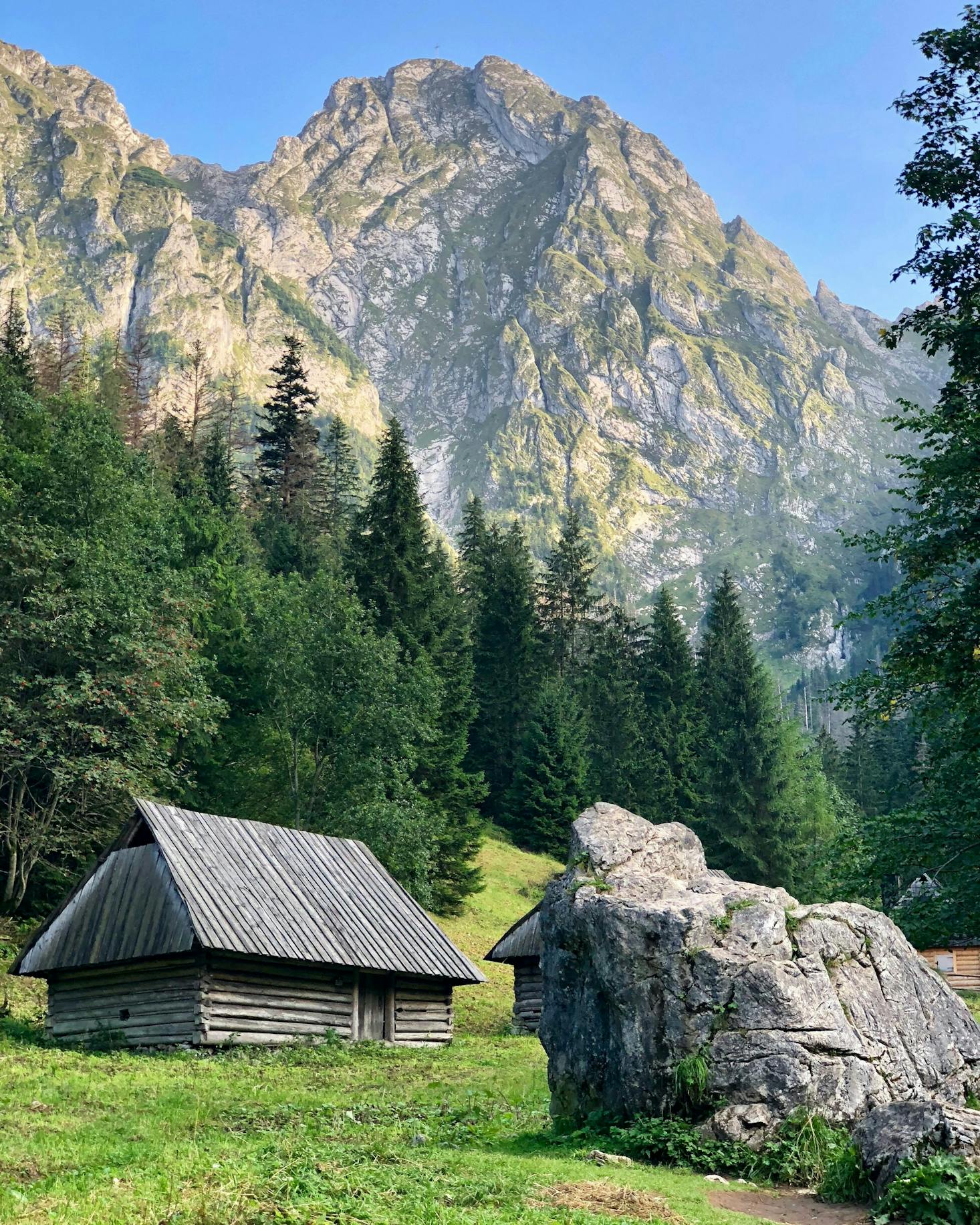 Small building in the foreground of a mountainous park