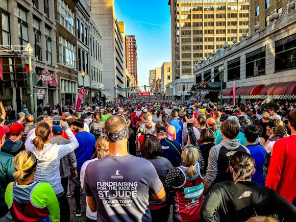 A street packed with runners heading to the Hannover marathon