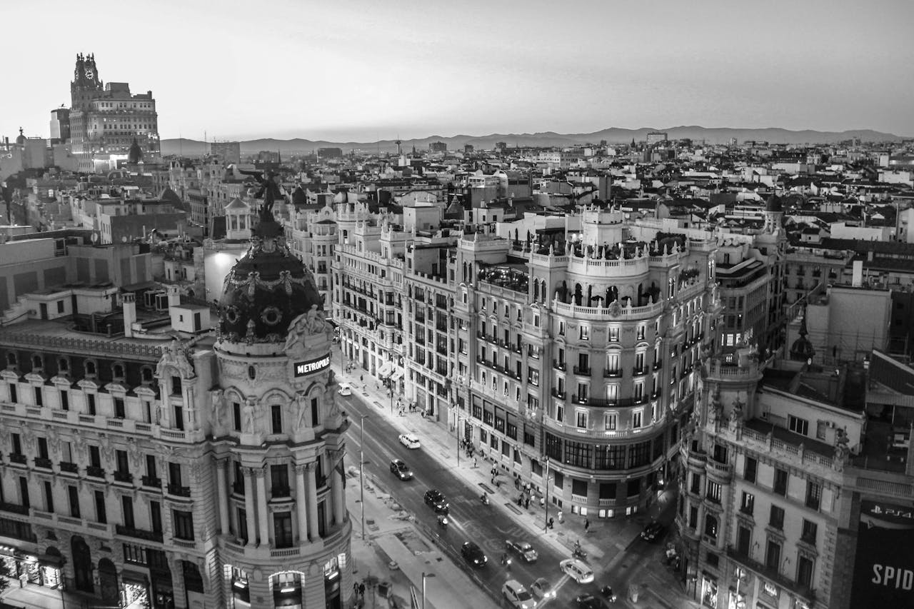 Panoramablick auf die Innenstadt von Barcelona mit der Gran Via.