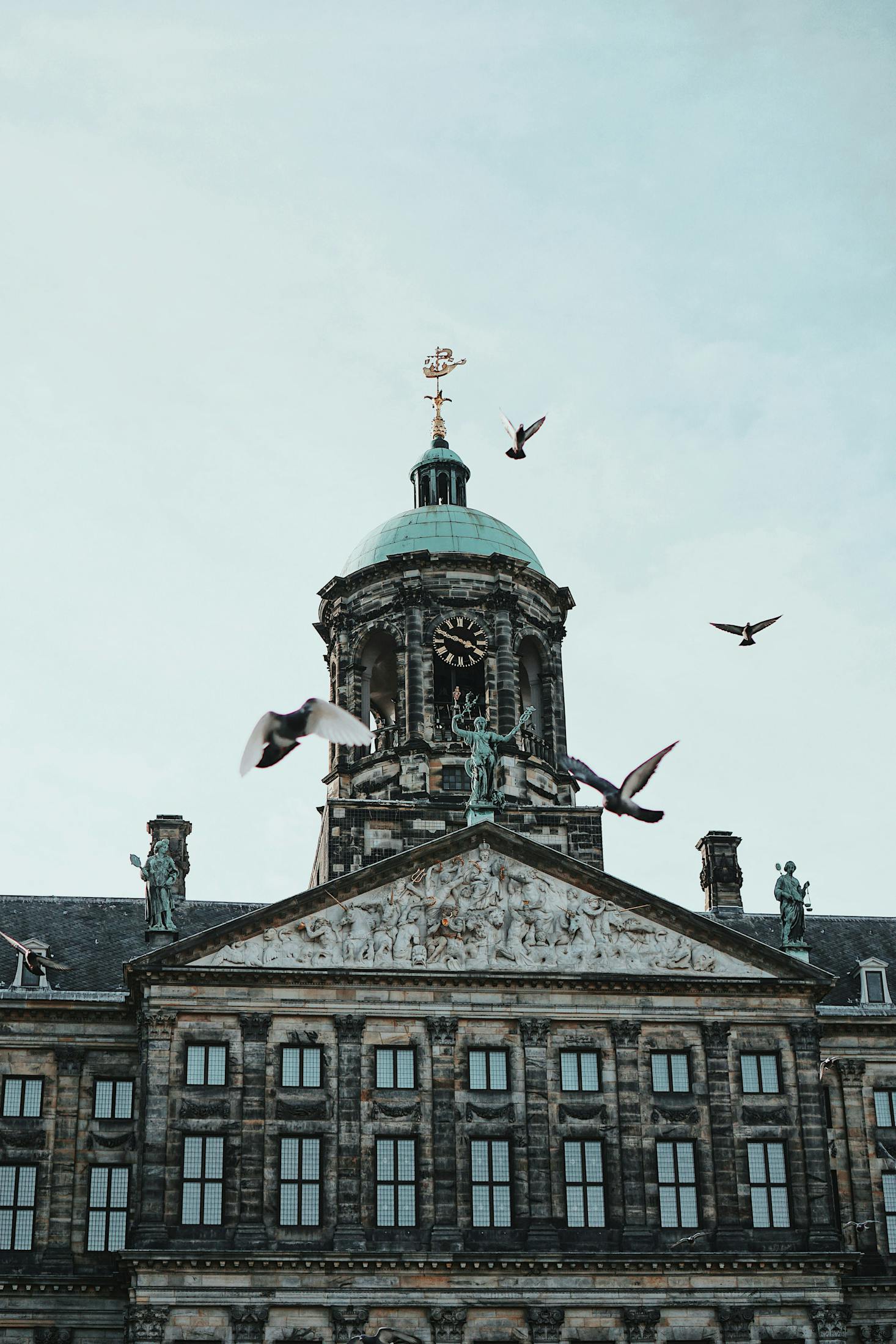 A picture of Dam Square in Amsterdam, where you can also do luggage storage