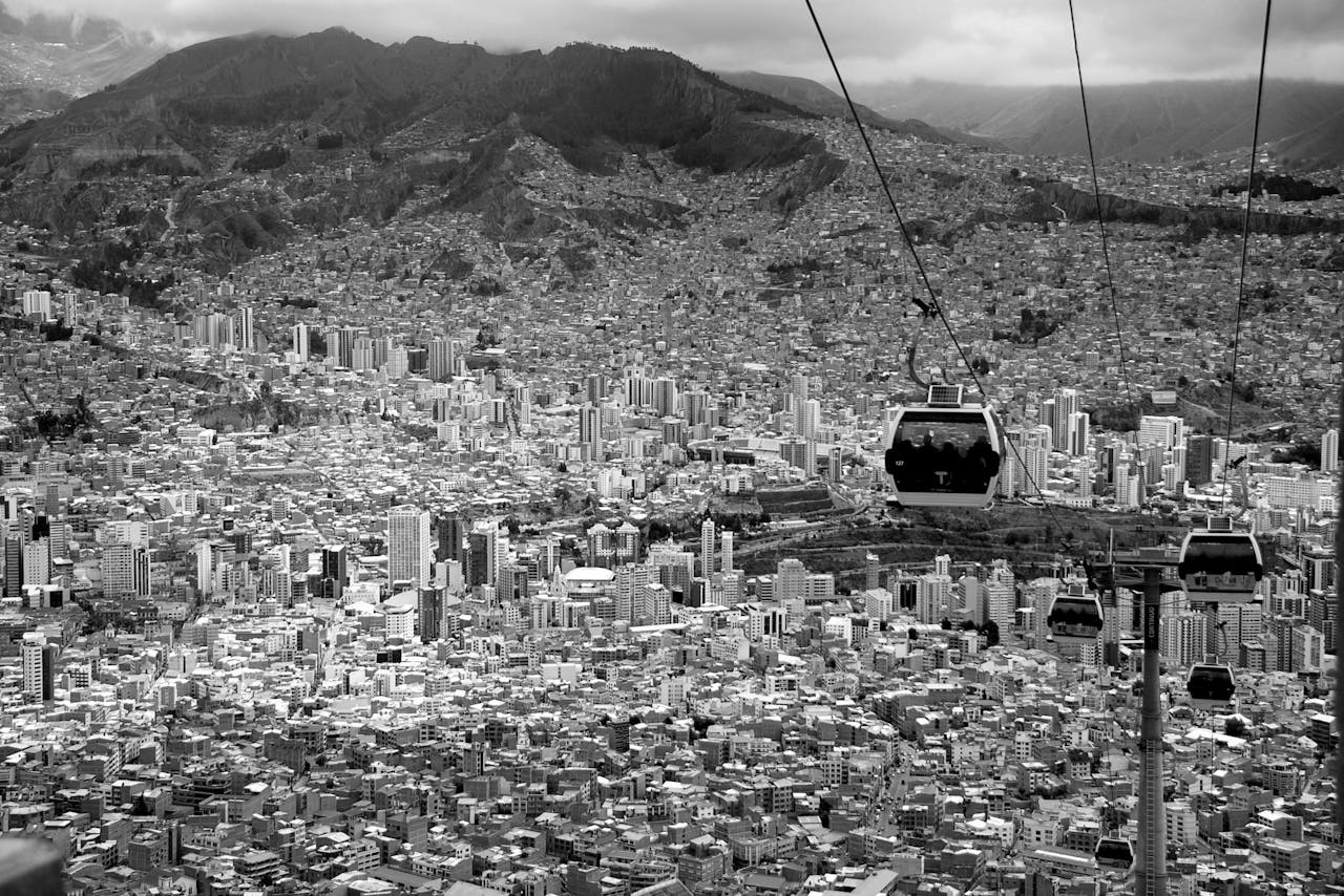 Imagen aérea de la ciudad de La Paz, donde encontrarás consignas de equiaje de Bounce