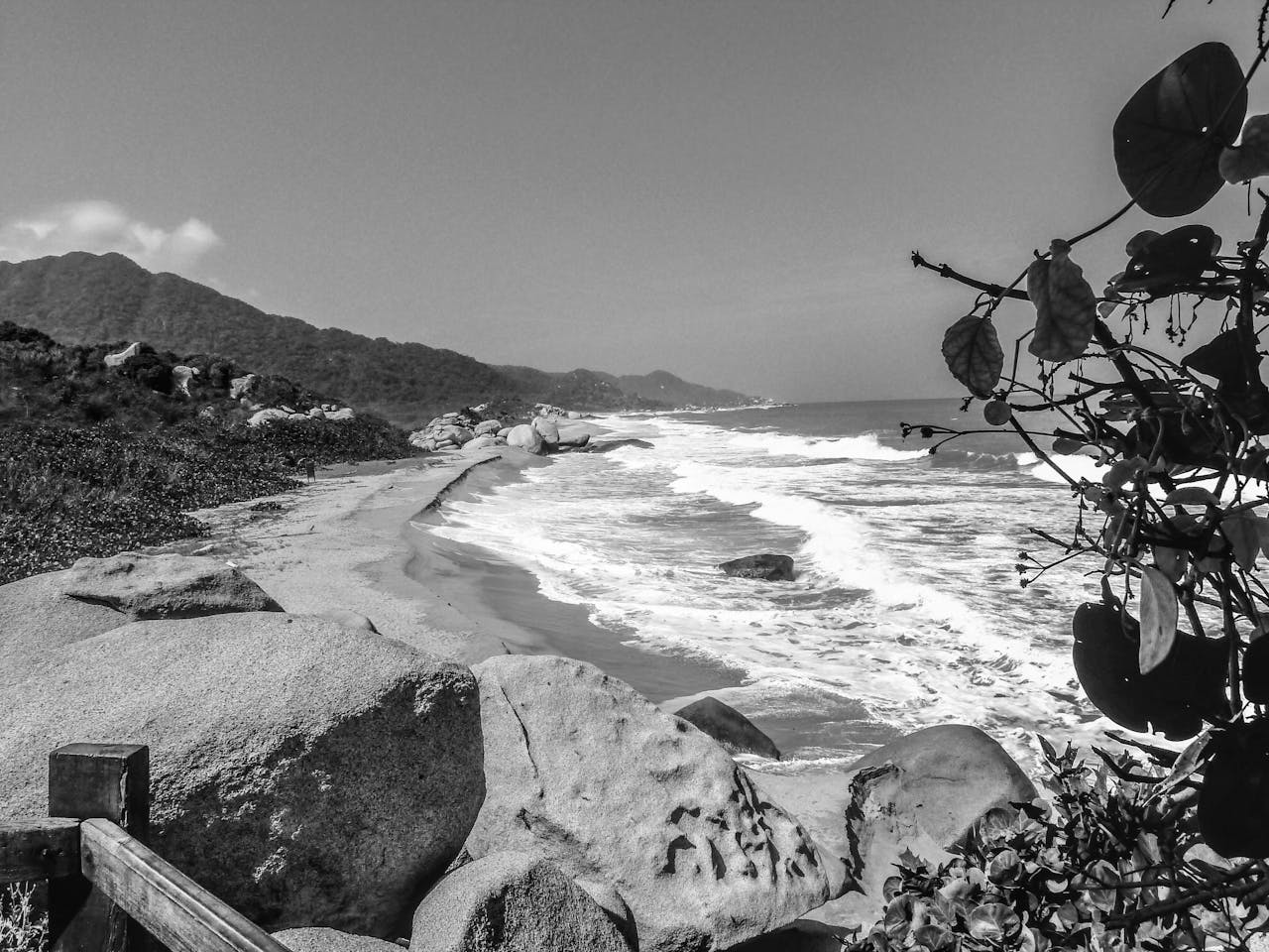 Imagen de una preciosa playa en Santa Marta donde cerca encontrarás consignas de equipaje de Bounce