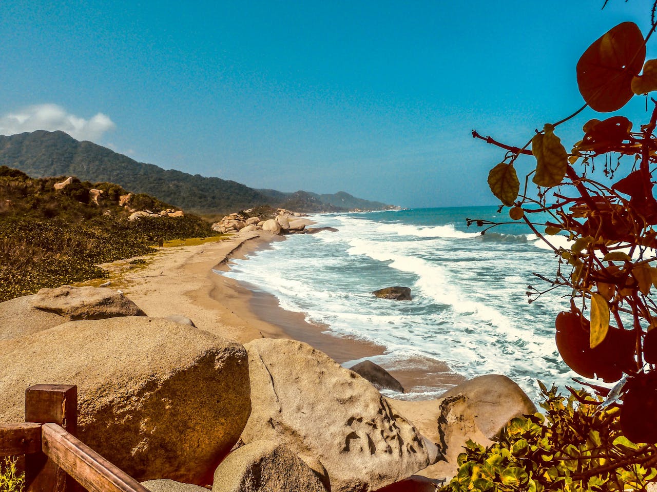 Imagen de una preciosa playa en Santa Marta donde cerca encontrarás consignas de equipaje de Bounce