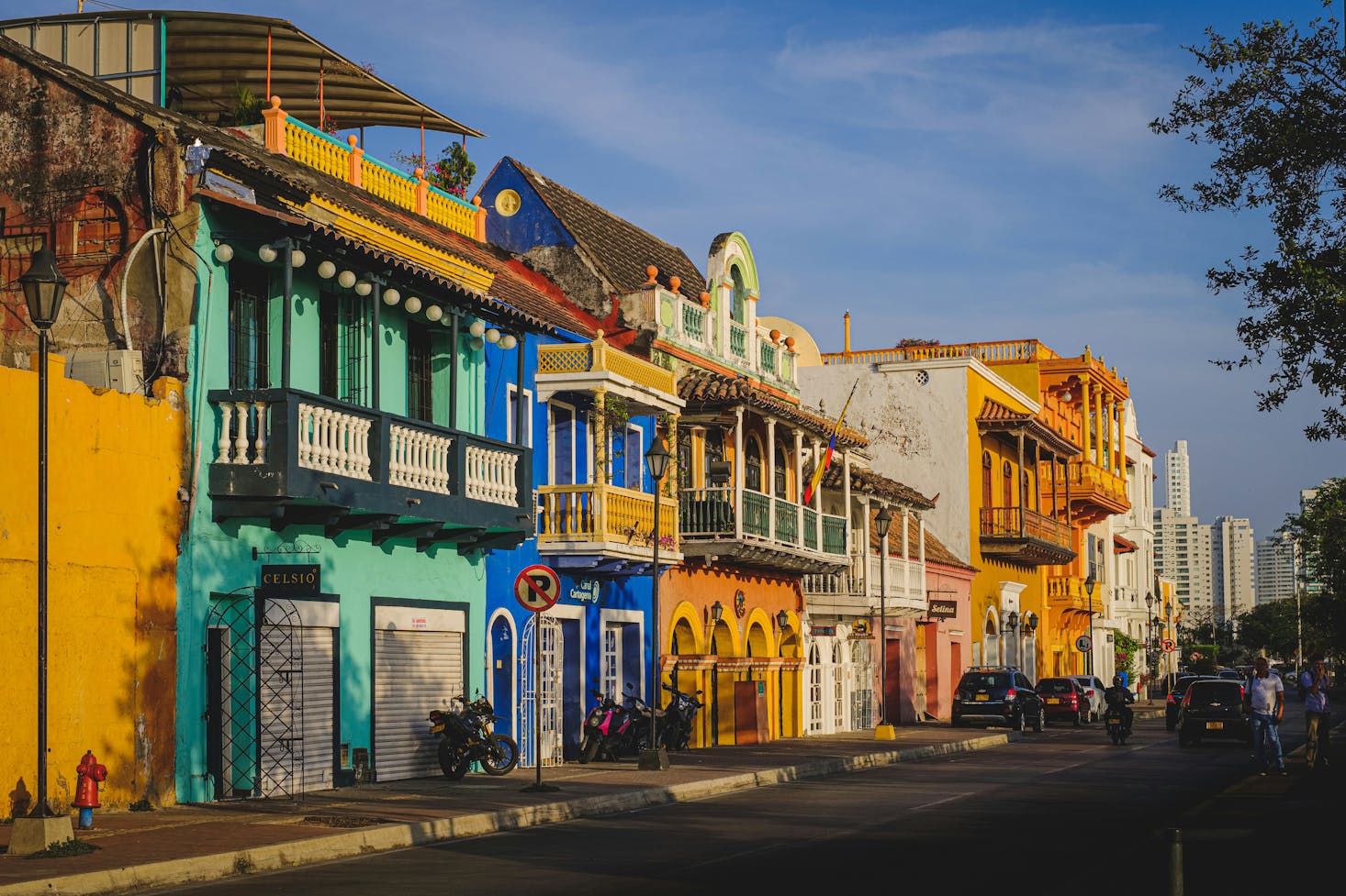 Imagen de colorida calle en Cartagena donde encontrarás consignas de equipaje cerca