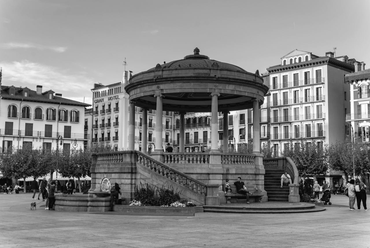 Imagen de la plaza del Castillo en Pamplona donde encontrarás consignas de equipaje de Bounce cerca