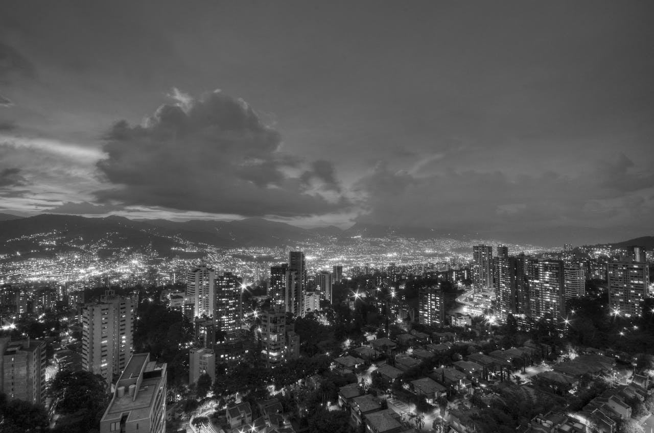 Imagen de Medellín de noche, ciudad donde encontrarás consignas de equipaje en Medllín