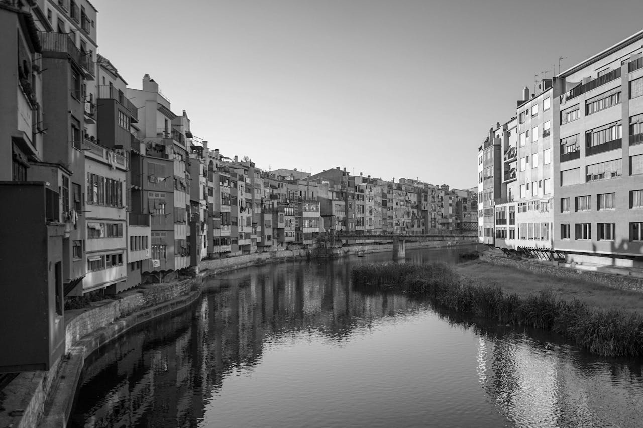 Imagen del rio Onyar de Girona, donde encontrarás consignas cerca
