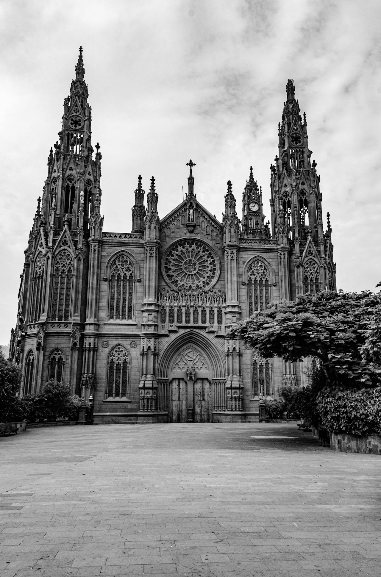 Imagen de la Catedral Neogotica de Arucas donde encontrarás consignas cerca en Gran Canaria