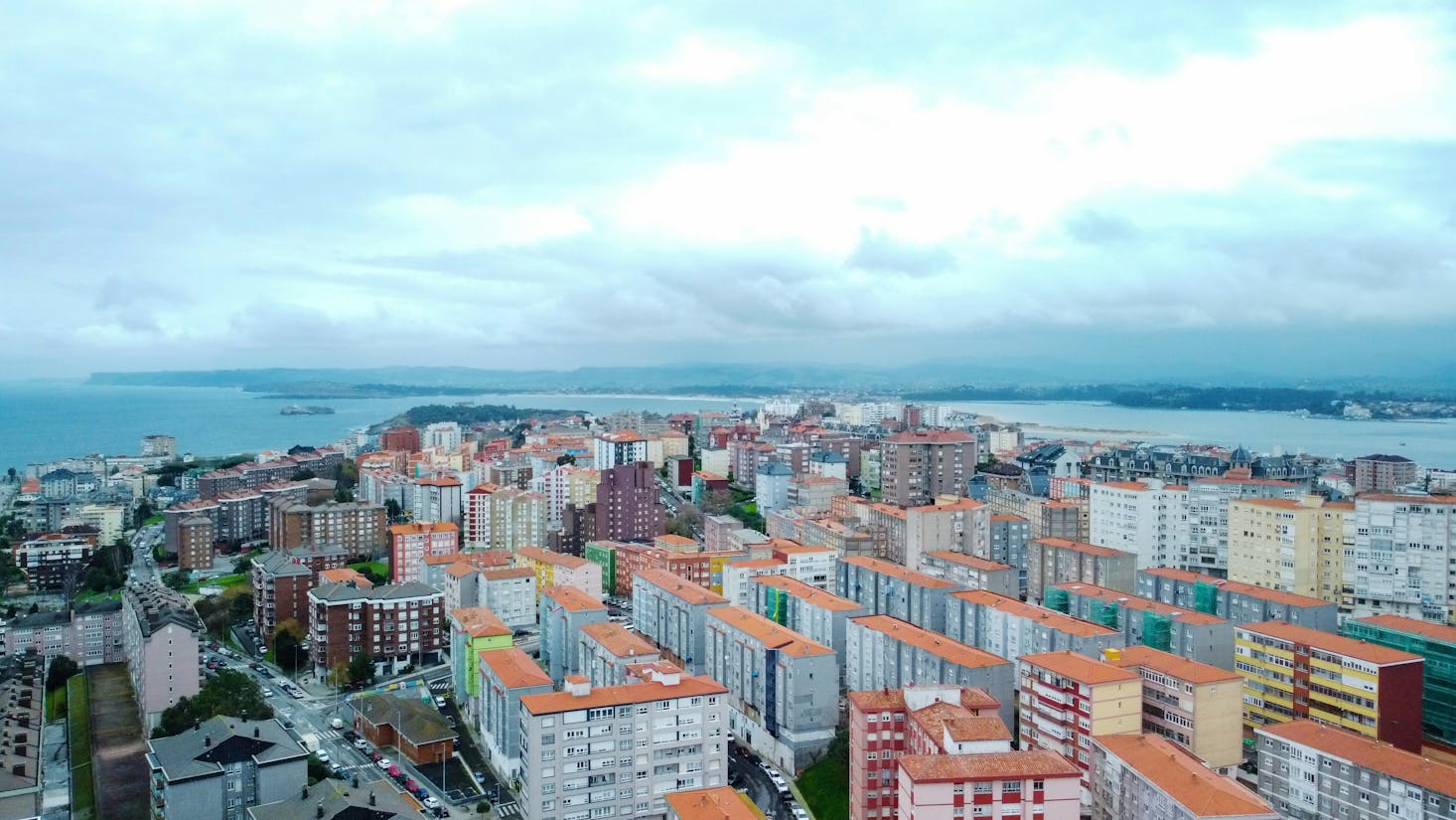 Imagen aérea de Santander donde podrás encontrar consignas de Bounce en Santander