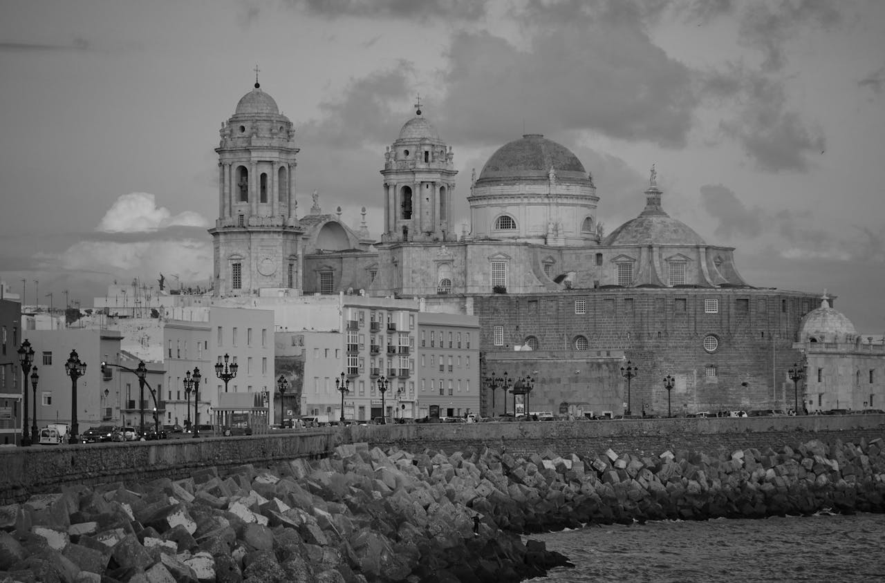Imagen del paseo marítimo de la ciudad de Cádiz donde encontrarás consignas cerca