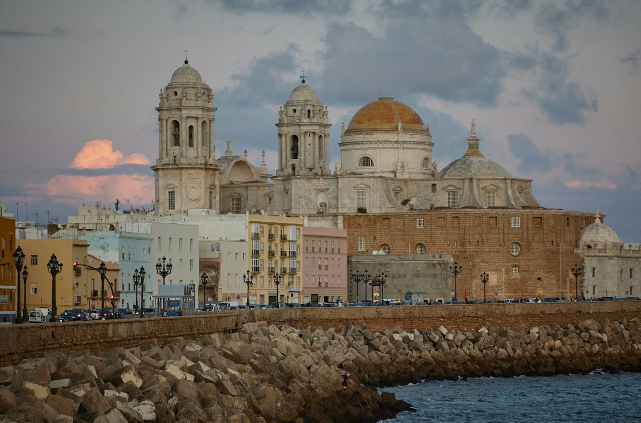 Imagen del paseo marítimo de la ciudad de Cádiz donde encontrarás consignas cerca