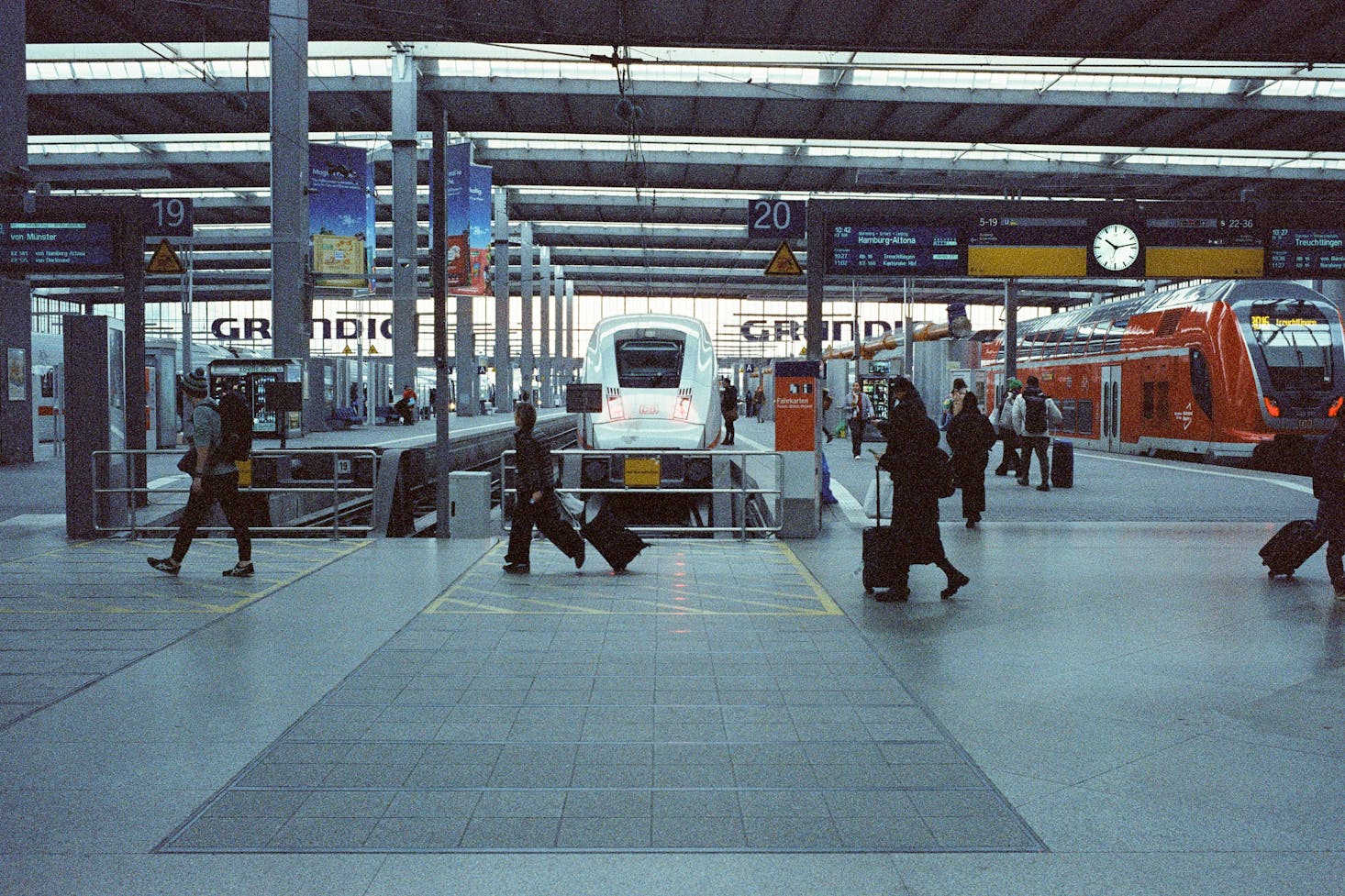 München HBF: Eine Welt in Bewegung und Gepäckaufbewahrung in der Nähe.